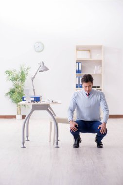 Çalışanlar ofiste esneme egzersizleri yapıyor.