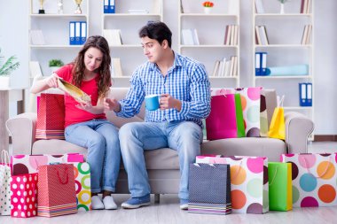 Alışveriş yaptıktan sonra genç çift.