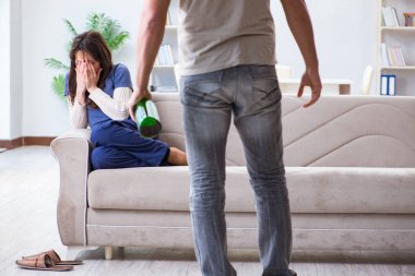 Sarhoş koca aile içi şiddet kavramında karısını taciz ediyor.