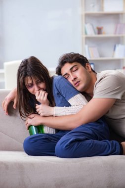 Sarhoş koca aile içi şiddet kavramında karısını taciz ediyor.