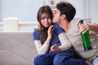 Sarhoş koca aile içi şiddet kavramında karısını taciz ediyor.