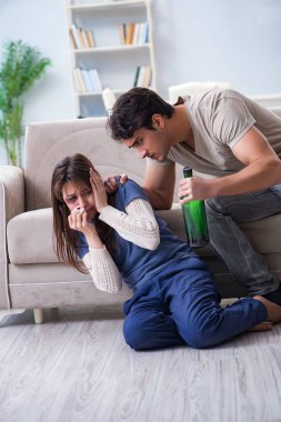 Sarhoş koca aile içi şiddet kavramında karısını taciz ediyor.