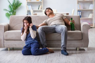Sarhoş koca aile içi şiddet kavramında karısını taciz ediyor.