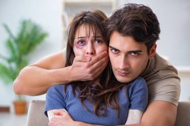 Aile içi şiddet olaylarında agresif kocası olan umutsuz bir eş.