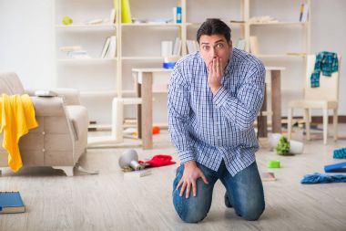 Hırsızlar tarafından soyulduktan sonra evini bulan bir adam.