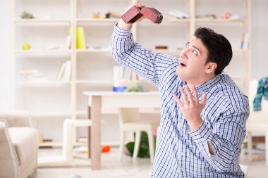 Hırsızlar tarafından soyulduktan sonra evini bulan bir adam.