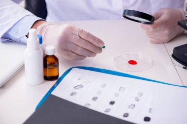 Uyuşturucu sentezi laboratuarı haplarla deney yapıyor.