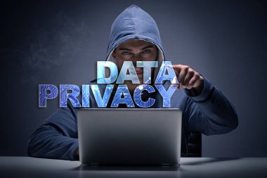 Kişisel bilgileri çalan hacker ile veri gizliliği kavramı