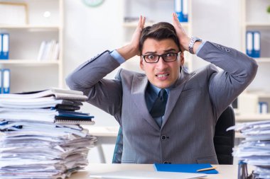 Fazla mesai, evrak işi yükü altında.