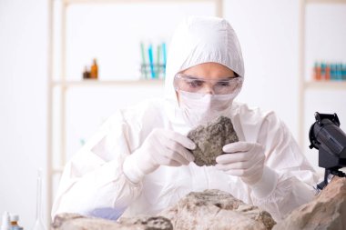 Bilimadamları laboratuarda taş örnekleri arıyor.