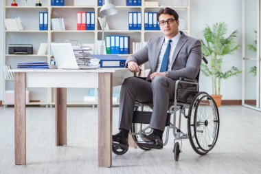 Ofiste çalışan engelli işadamı