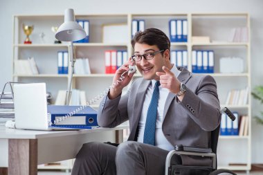 Ofiste çalışan engelli işadamı