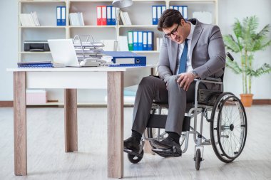 Ofiste çalışan engelli işadamı