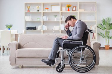 Tekerlekli sandalyedeki aptal işadamı.