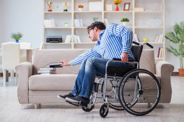 Tekerlekli sandalyedeki genç öğrenci