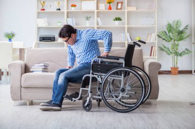 Tekerlekli sandalyedeki genç öğrenci