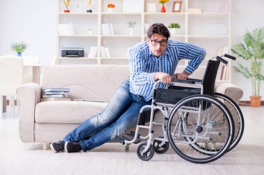 Tekerlekli sandalyedeki genç öğrenci