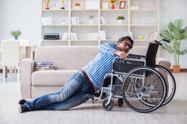 Tekerlekli sandalyedeki genç öğrenci