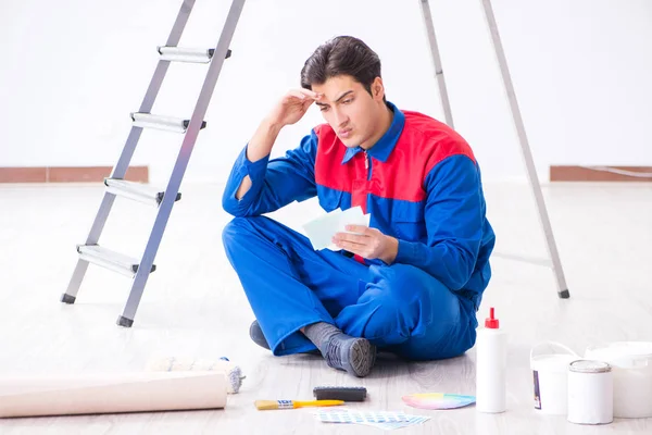 Joven pintor tratando de combinar colores para el trabajo de pintura — Foto de Stock