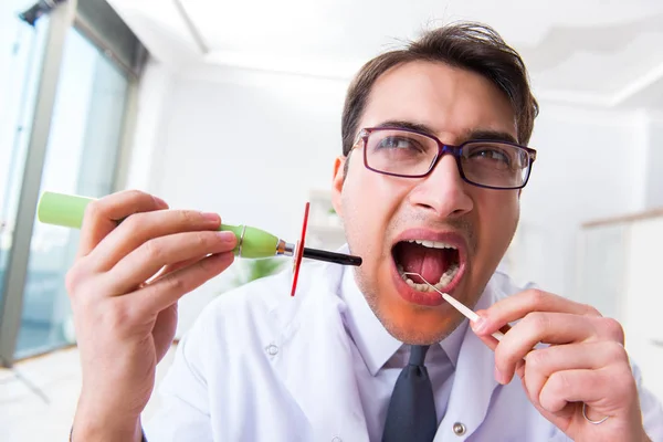 Dentiste drôle avec lumière curative dans le concept médical — Photo