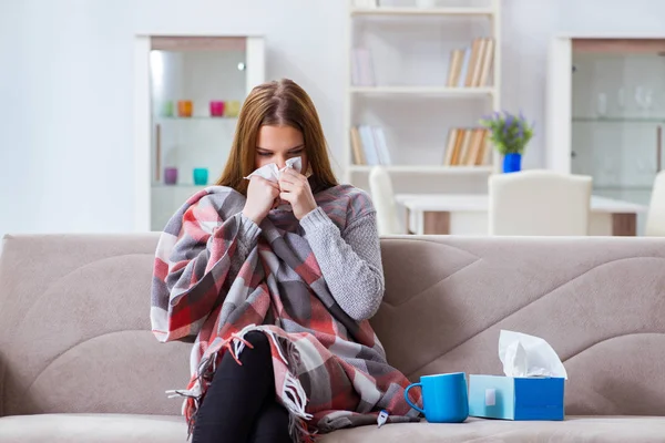 Wanita sakit yang menderita flu di rumah — Stok Foto