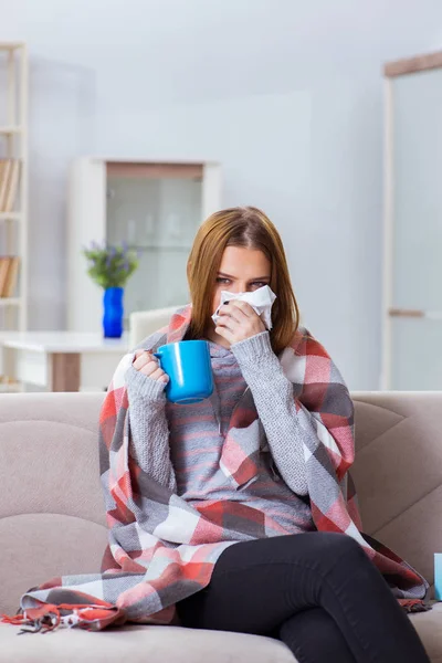 Mujer enferma que sufre de gripe en casa — Foto de Stock