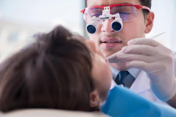 Dentiste visiteur patient pour un contrôle et un remplissage réguliers — Photo