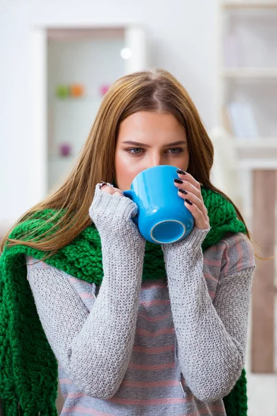 Femme malade souffrant de grippe à la maison — Photo