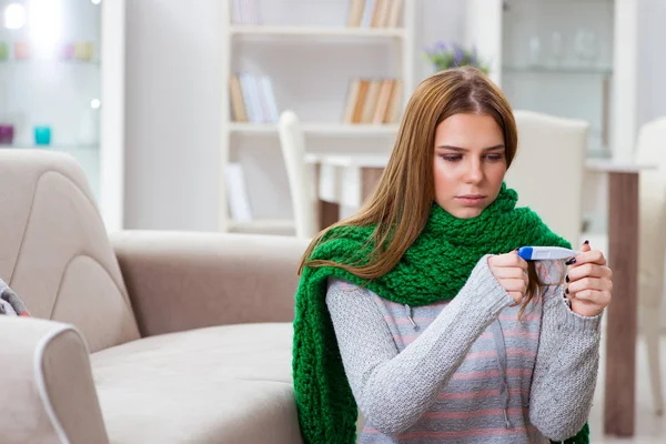 Kranke Frau leidet zu Hause an Grippe — Stockfoto
