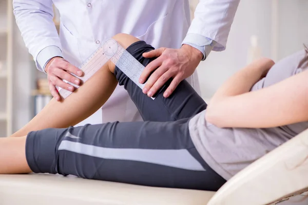 Médico revisando pacientes flexibilidad articular —  Fotos de Stock