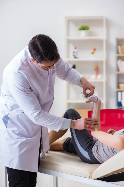 Médico revisando pacientes flexibilidad articular —  Fotos de Stock