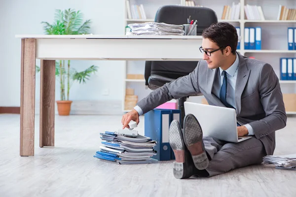 Επιχειρηματίας που εργάζεται και κάθεται στο πάτωμα του γραφείου — Φωτογραφία Αρχείου