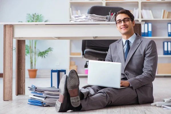 Homme d'affaires travaillant et assis sur le sol dans le bureau — Photo