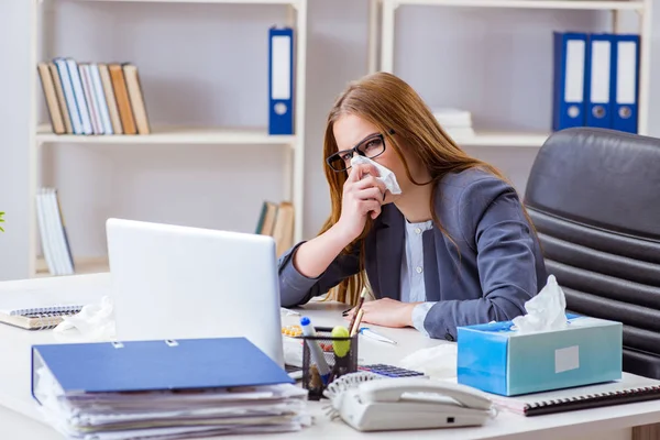 Bizneswoman pracownik chory w biurze — Zdjęcie stockowe