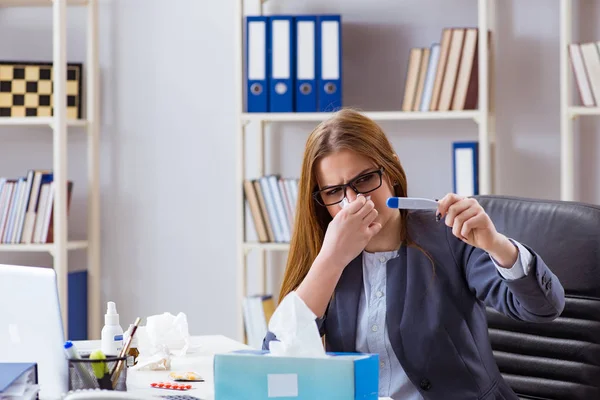 Bizneswoman pracownik chory w biurze — Zdjęcie stockowe