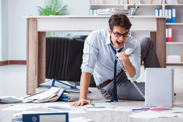 Homme d'affaires en colère dans le plancher du bureau — Photo