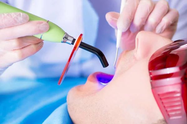 Paziente dal dentista per check-up e riempimento regolari — Foto Stock
