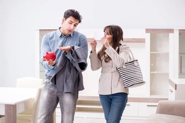 Pareja joven ahorrando dinero para muebles nuevos —  Fotos de Stock