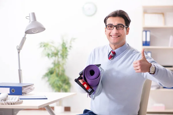 Geschäftsmann eilt in der Mittagspause ins Fitnessstudio — Stockfoto