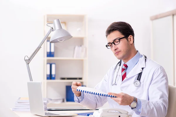 Jovem médico bonito trabalhando no quarto do hospital — Fotografia de Stock