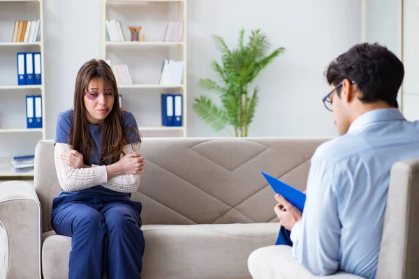 Psychologist counselling woman beaten by husband — Stock Photo, Image