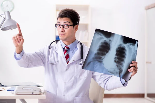 Jovem médico bonito trabalhando no quarto do hospital — Fotografia de Stock