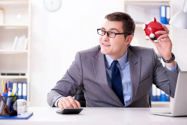 Jovem empregado com piggybank no conceito de poupança de pensões — Fotografia de Stock