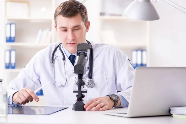 Médico varón mirando los resultados de laboratorio en el hospital — Foto de Stock