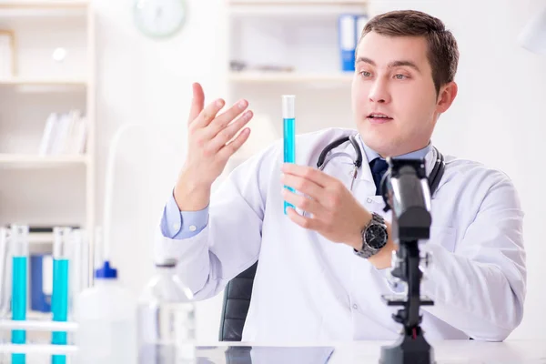 Médico masculino olhando para os resultados do laboratório no hospital — Fotografia de Stock