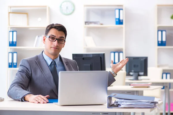 Bello uomo d'affari dipendente seduto alla sua scrivania in ufficio — Foto Stock