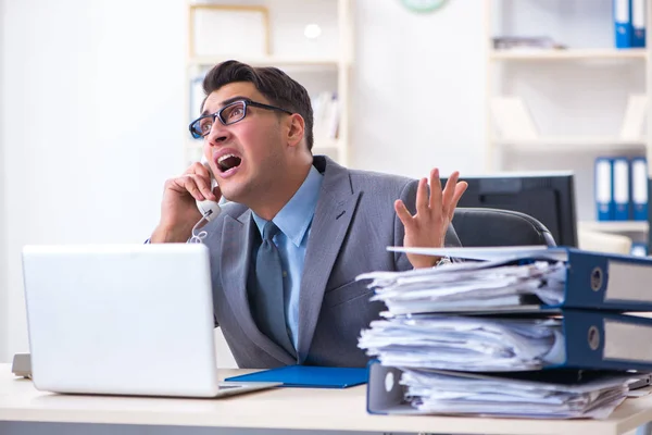 Desperat ledsen anställd trött vid sitt skrivbord i call center — Stockfoto