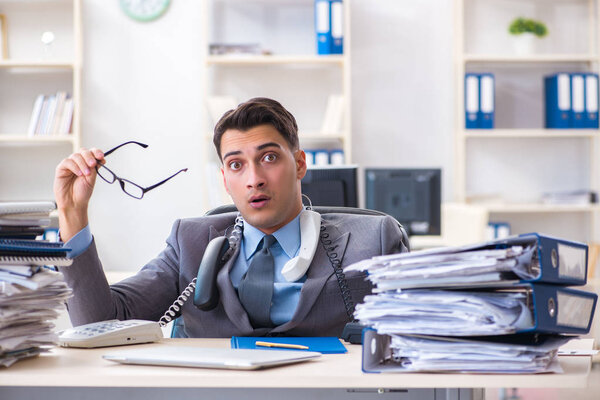 Отчаянный грустный работник устал за своим столом в колл-центре