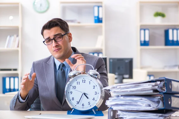 Arbeitnehmer versäumt steuerliche Meldefristen — Stockfoto