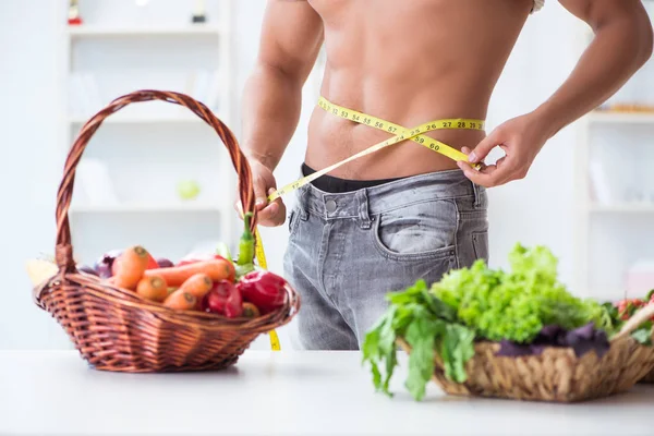 Junger Mann mit gesundem Ess- und Diätkonzept — Stockfoto